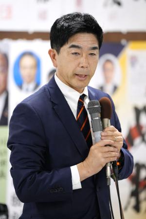 比例復活もならず、敗戦の弁を述べる自民党の牧原秀樹法相＝２８日未明、さいたま市