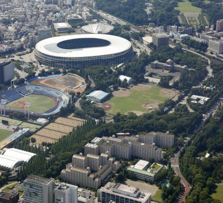 東京・明治神宮外苑。手前左はイチョウ並木＝７月