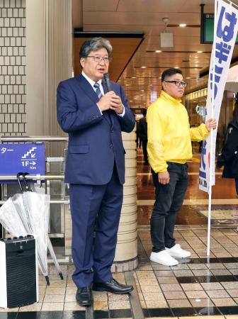 衆院選での当選から一夜明け、ＪＲ八王子駅前で通勤客らにあいさつする萩生田光一氏＝２８日午前