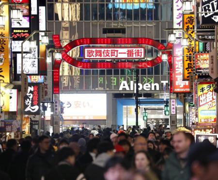 東京・歌舞伎町＝１月