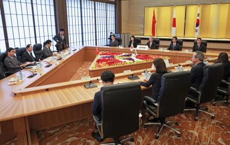 東京都内で開かれた日中韓の外務省高官による高級事務レベル協議＝２８日午前（代表撮影）