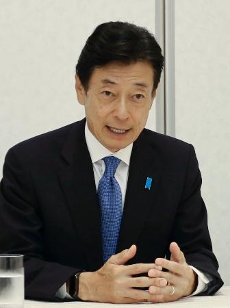 衆院選兵庫９区で当選し、記者団の取材に応じる西村康稔元経産相＝２８日午後、兵庫県明石市