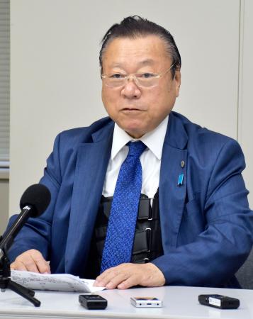 記者会見する、自民党千葉県連会長の桜田元五輪相＝２８日、千葉県庁