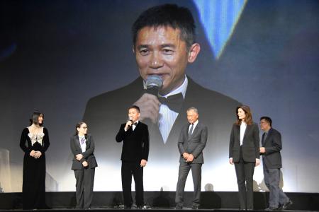 第３７回東京国際映画祭の開幕式であいさつする審査委員長のトニー・レオンさん（左から３人目）＝２８日午後、東京都千代田区