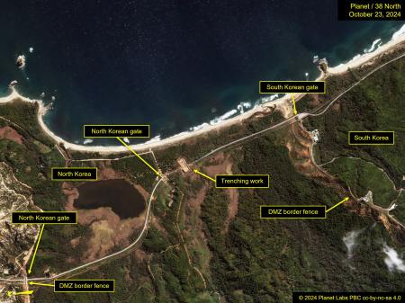 朝鮮半島東側で南北間を結ぶ道路と北朝鮮が溝を掘っている場所（中央）を写した衛星画像＝２３日（Ｐｌａｎｅｔ　Ｌａｂｓ／３８ノース提供・共同）