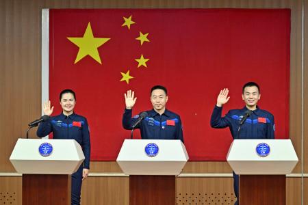 記者会見に臨む「神舟１９号」の宇宙飛行士＝２９日、中国・酒泉衛星発射センター（新華社＝共同）