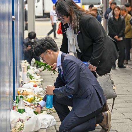 ２９日、ソウル・梨泰院の雑踏事故から２年となり、現場に花を手向ける人々（共同）