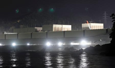 　再稼働した宮城県の東北電力女川原発２号機（中央）＝２９日午後９時１９分