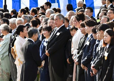 秋の園遊会で、パリ五輪陸上女子やり投げで金メダルの北口榛花さん（前列右から７人目）らと話される天皇、皇后両陛下＝３０日午後、東京・元赤坂の赤坂御苑