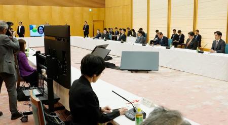 首相官邸で開かれた新しい資本主義実現会議＝３０日午後