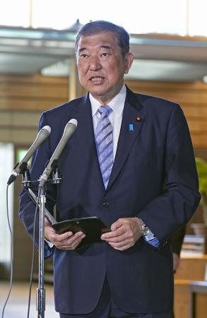 　北朝鮮の弾道ミサイル発射を受け、取材に応じる石破首相＝３１日午前８時２１分、首相官邸