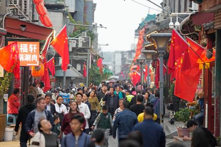 北京市内の観光地を行き交う人たち＝６日（共同）