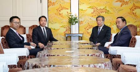 会談に臨む自民党の森山幹事長（中央右）と国民民主党の榛葉幹事長（同左）ら＝３１日午前、国会