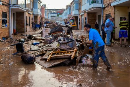 ３０日、スペインで発生した水害で、被害を受けた自宅の片付けをする男性（ＡＰ＝共同）