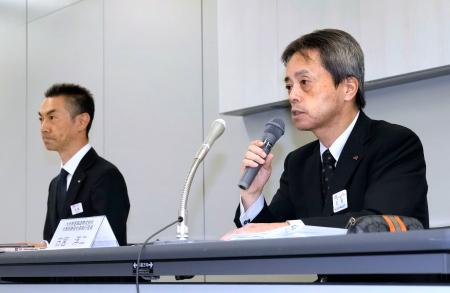 記者会見するＪＲ九州の古宮洋二社長（右）とＪＲ九州高速船の大羽健司社長＝３１日午前、福岡市