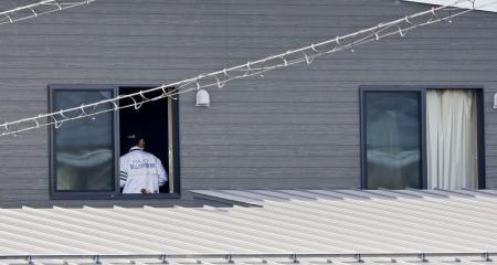 ４人が死亡する火災が発生した住宅で、実況見分をする警察官＝３１日、富山県射水市