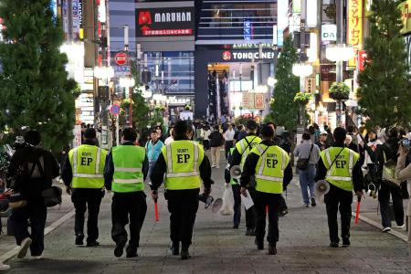 路上飲酒の禁止を呼びかける警備員ら＝３１日午後、東京・歌舞伎町