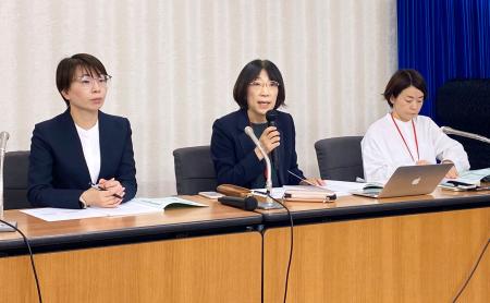 認可保育所などに関する調査結果について記者会見する「保育園を考える親の会」顧問の普光院亜紀さん（中央）＝３１日午後、東京都千代田区