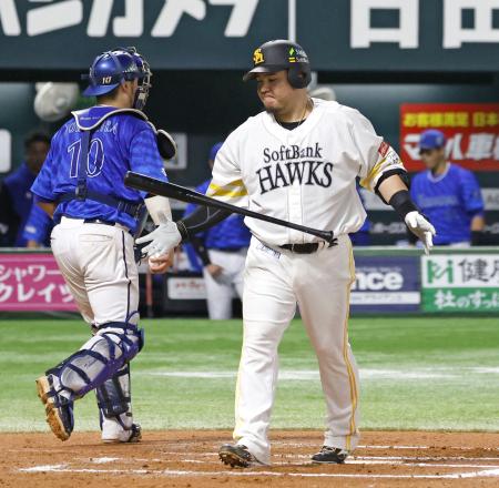 　６回ソフトバンク２死一塁、山川は空振り三振に倒れる。捕手戸柱＝みずほペイペイドーム