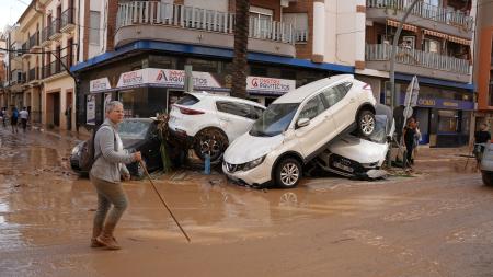 　豪雨による鉄砲水の被害を受けた車＝３１日、スペイン東部バレンシア自治州（ゲッティ＝共同）