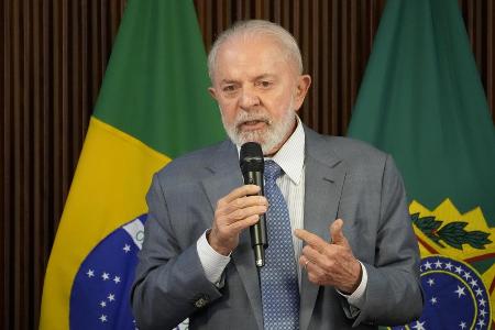 ５月、ブラジルの首都ブラジリアで開かれた会議で発言するルラ大統領（ＡＰ＝共同）