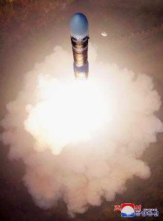 　北朝鮮が行った新型ＩＣＢＭ「火星１９」の発射実験＝１０月３１日（朝鮮中央通信＝共同）