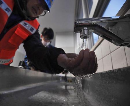 １月、石川県輪島市の避難所となった輪島高校で復旧した水道