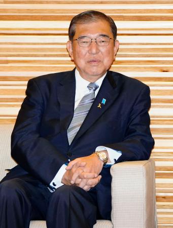 閣議に臨む石破首相＝１日午前、首相官邸