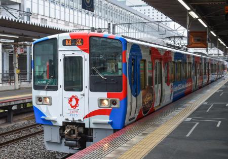 ＪＲ岡山駅で披露された大阪・関西万博の公式キャラクター「ミャクミャク」をラッピングした列車＝１日午後