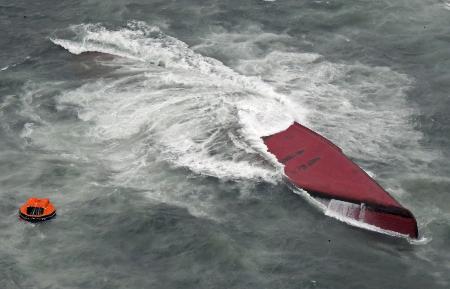 山口県下関市の六連島沖で転覆したケミカルタンカー「キョヨン・サン」＝３月（共同通信社ヘリから）