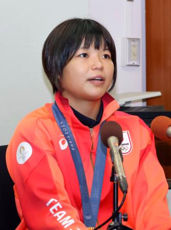 龍馬賞に選ばれ、記者会見で喜びを語るパリ五輪レスリング女子で金メダルを獲得した桜井つぐみ選手＝１日午後、高知県庁