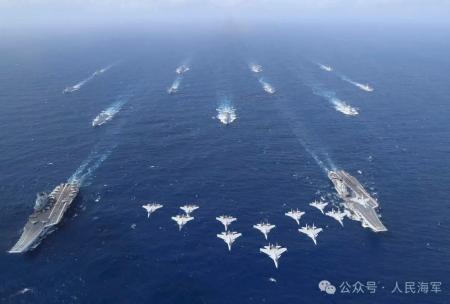 １０月下旬、南シナ海で初めて合同で訓練を実施した空母「山東」（手前左端）と空母「遼寧」（同右端）（中国海軍の「微信（ウィーチャット）」公式アカウントから、共同）