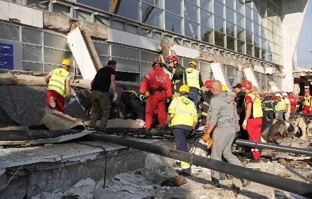 駅の屋根の崩落現場で活動する救助隊＝１日、セルビア北部ノビサド（セルビア内務省提供・ゲッティ＝共同）