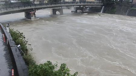 　大雨の影響で増水した長崎県佐世保市の相浦川のライブカメラ画像＝２日午前（国交省提供）