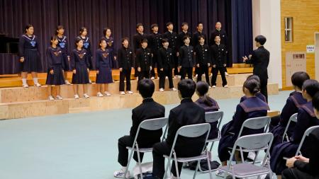 輪島市立東陽中と能登町立柳田中で合同開催された文化祭で、一緒に歌声を響かせる両校の生徒ら＝２日午前、石川県能登町