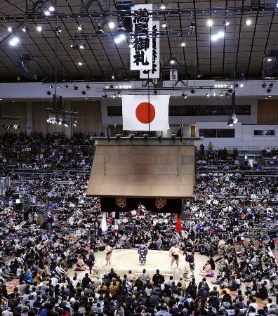 ２０２２年１１月、満員御礼の垂れ幕が下がった大相撲九州場所７日目の結びの一番＝福岡国際センター