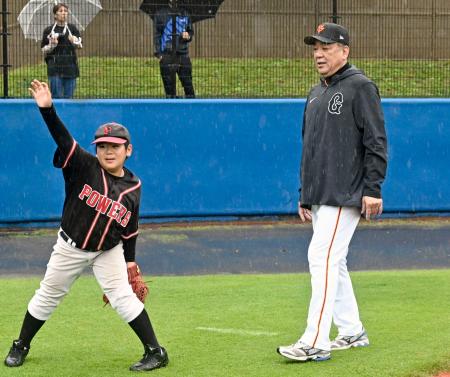 少年野球の選手に指導する巨人ＯＢの槙原寛己さん＝２日午前、千葉県佐倉市