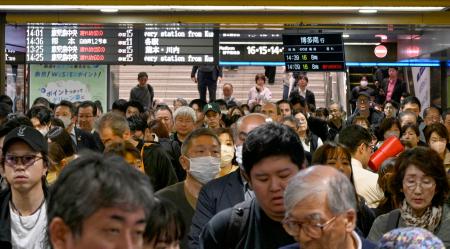 　大雨の影響で東海道・山陽新幹線が一時全線ストップし、混雑するＪＲ博多駅＝２日午後