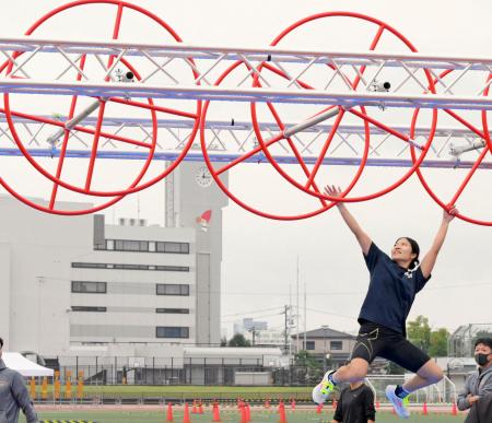 近代五種の新種目、障害物レースの練習をする選手＝愛知県安城市