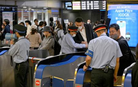 大雨の影響で東海道・山陽新幹線が一時全線ストップし、対応に追われるＪＲ博多駅の駅員＝２日午後