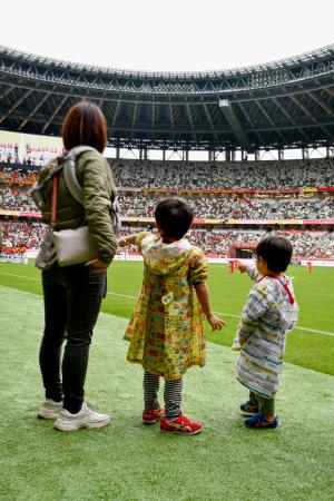 警視庁などに招待され、サッカーのＹＢＣルヴァン・カップ決勝を前に会場を見学する子どもら＝２日午前、東京・国立競技場