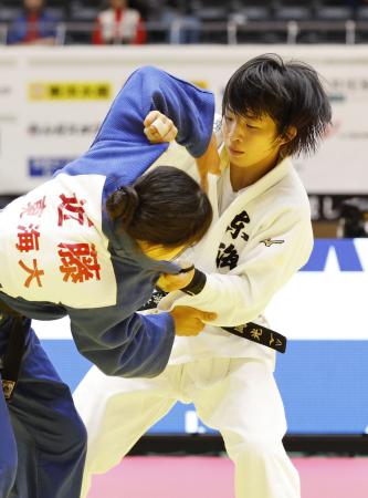 女子４８キロ級決勝　近藤美月（左）を攻める吉岡光＝高崎アリーナ