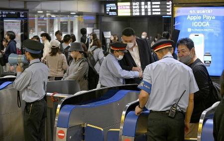 大雨の影響で東海道・山陽新幹線が一時全線ストップし、対応に追われるＪＲ博多駅の駅員＝２日