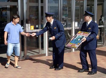 情報提供を呼びかける石川県警大聖寺署員ら＝３日午前、石川県加賀市