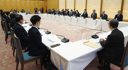 首相官邸で開かれた「能動的サイバー防御」に関する有識者会議の初会合＝６月７日