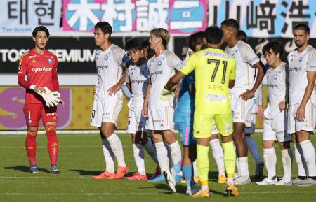 　鳥栖に敗れ、厳しい表情を見せるＧＫ谷（左端）ら町田イレブン＝駅スタ