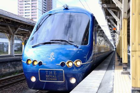 ＪＲ沼津駅に到着した豪華観光列車「ザ・ロイヤルエクスプレス」＝３日午前、静岡県沼津市