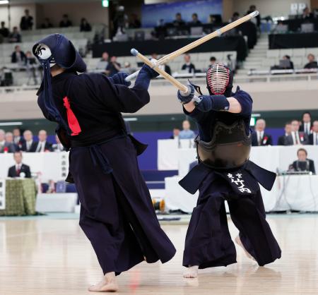 決勝で合屋龍（手前）を攻める竹ノ内佑也＝日本武道館