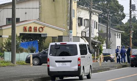 女性従業員が死亡していたホテル付近を調べる捜査員（右）ら＝１日、千葉県市原市