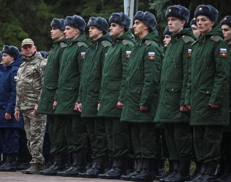 配属先に出発する前に整列するロシア軍の徴集兵＝１０月、ロシア南部ロストフ州（ロイター＝共同）